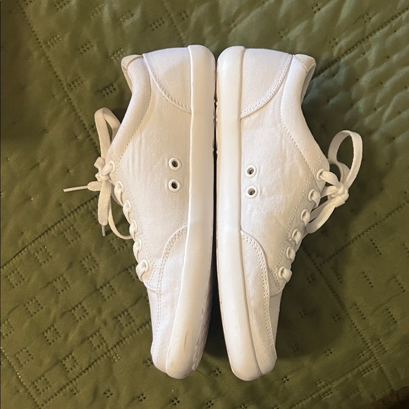 NWT Splay Barefoot White Sneakers - Picture 3 of 6